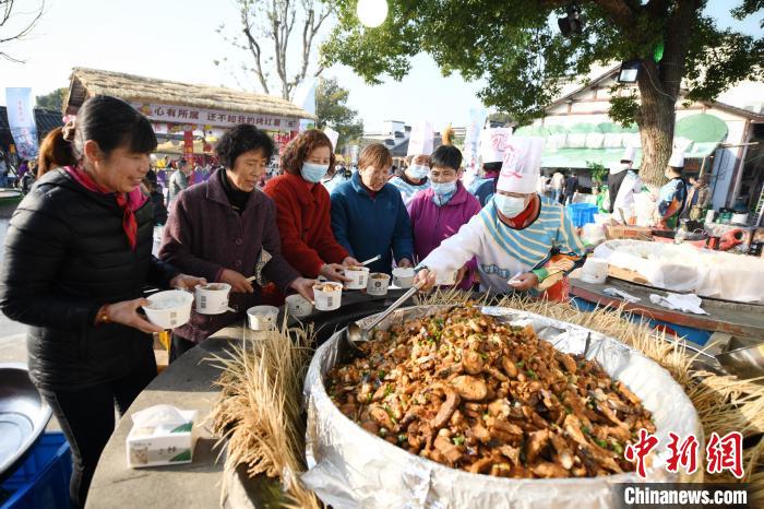 焦点平台：穿鱼衣品鱼味过鱼节 浙江千年古村荻港举办鱼文化节